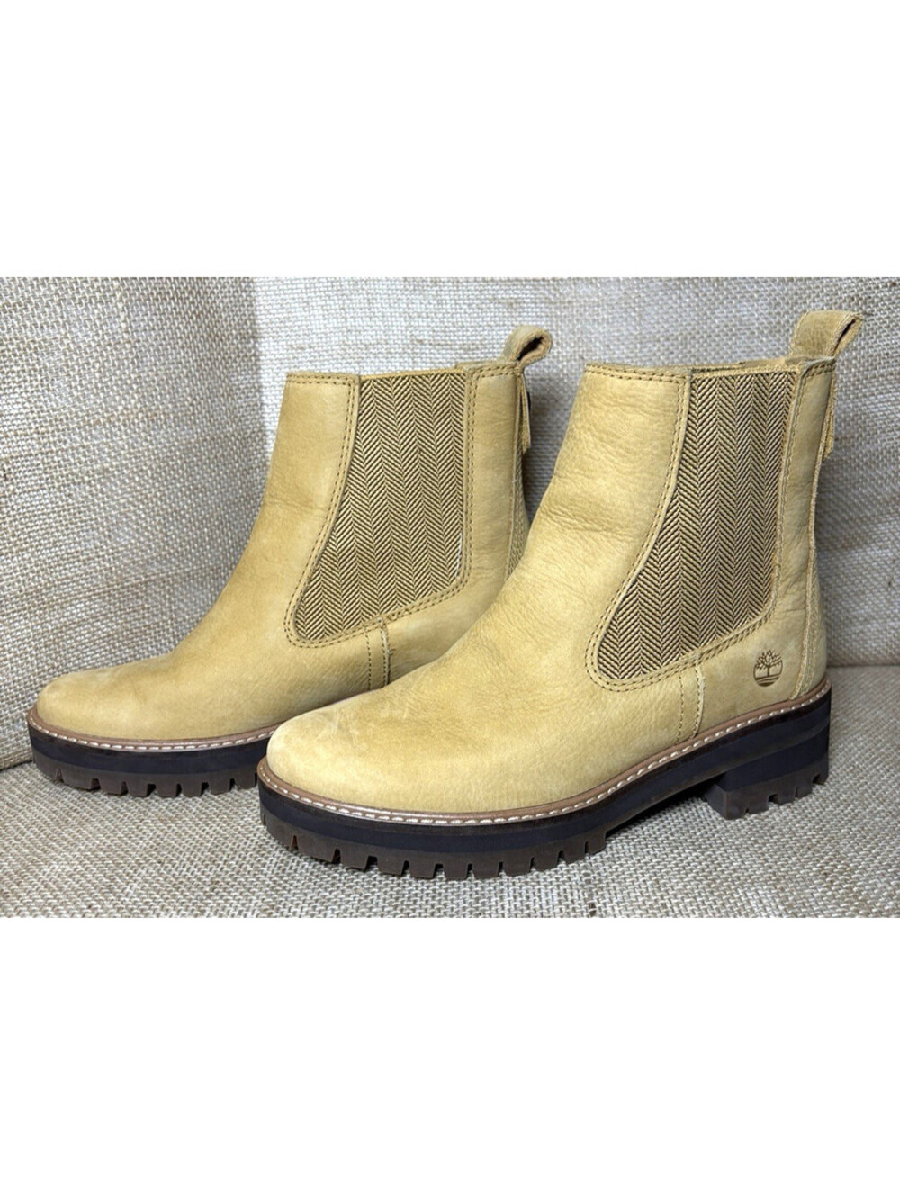 Timberland Women's Courmayeur Valley Chelsea Fashion Boot Wheat Nubuck Size 7